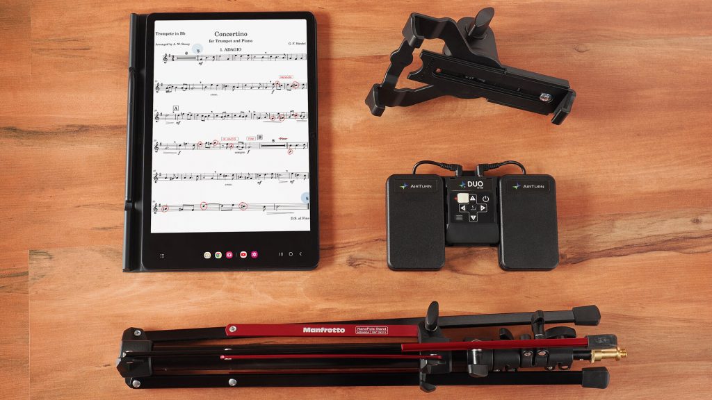 Übersicht Equipment Digitale Notenmappe: Tablet mit App, Tablet-Halterung, Fußpedal, Stativ