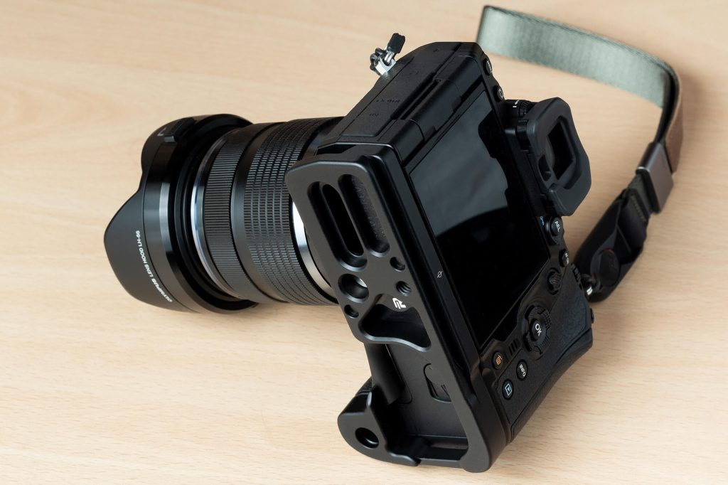 RRS OM-1 Kameraplatte (BOM1-B), montiert an der OM System OM-1