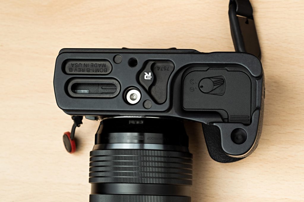 RRS OM-1 Kameraplatte (BOM1-B): Passgenau für die OM-1 gefertigt