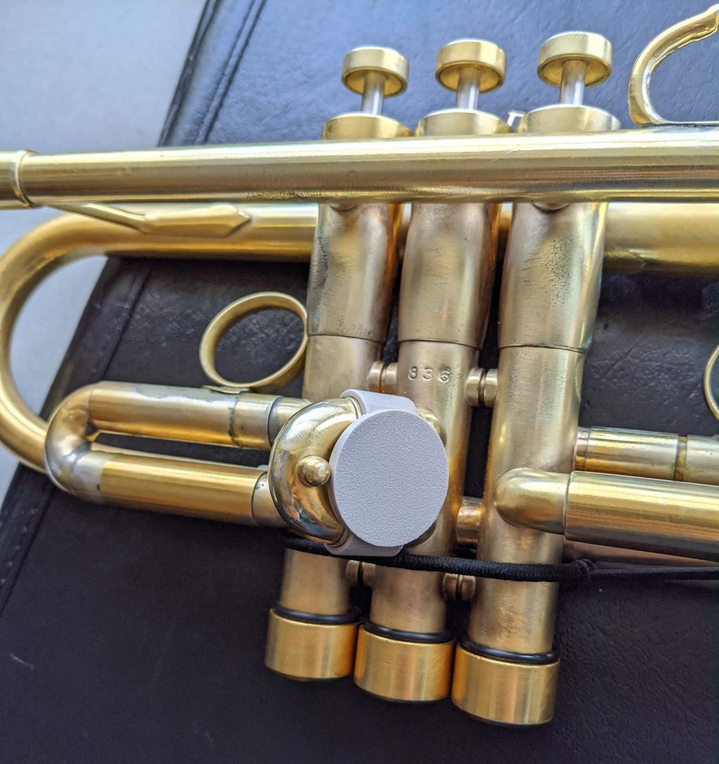 Flic-Grip, angebracht an einer Monette Bb-Trompete