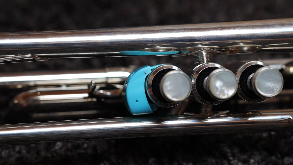 Efun Selfie-Ring R10, angebracht an einer Trompete als Page-Turner