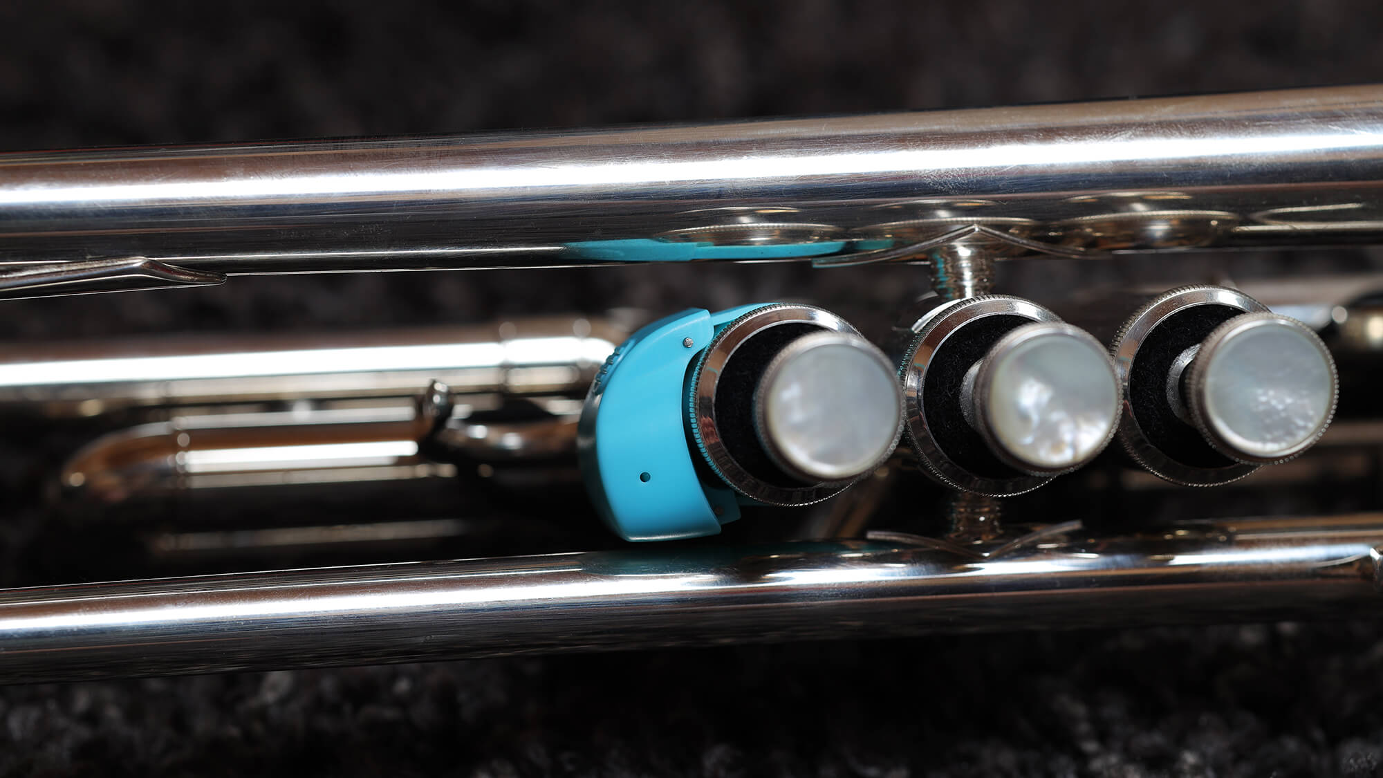 Digitale Noten mühelos umblättern: Selfie-Ring als Page-Turner, angebracht an einer Trompete