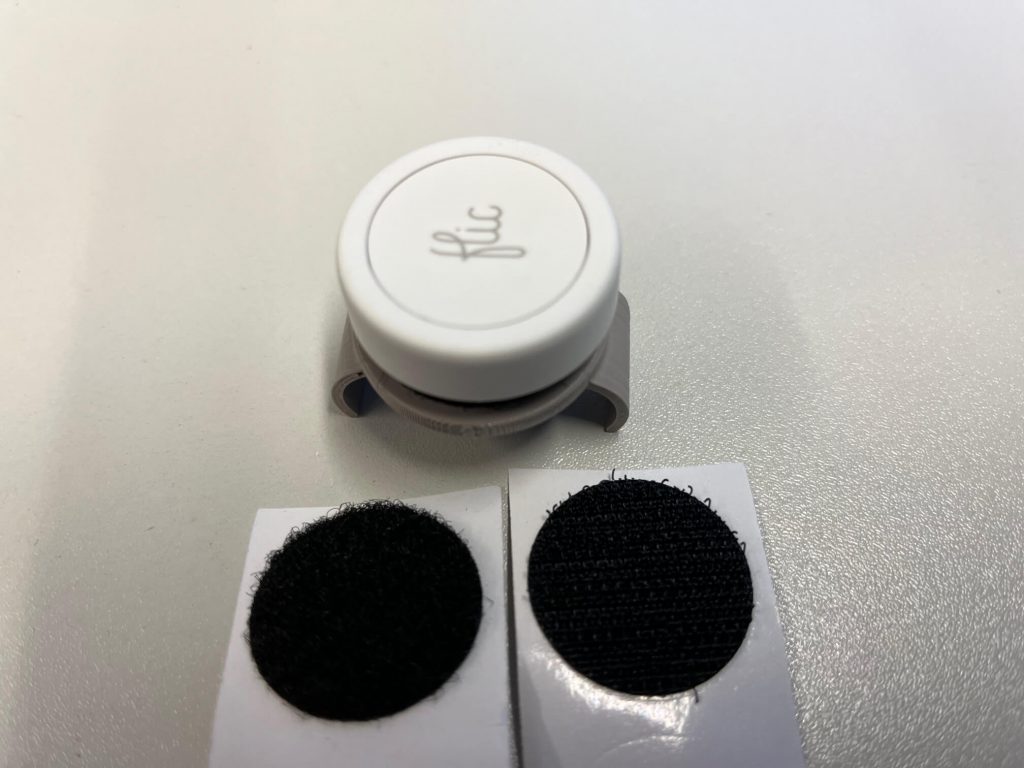 Klettpunkte, die am Flic-Grip und an der Unterseite des Flic Buttons aufgeklebt werden