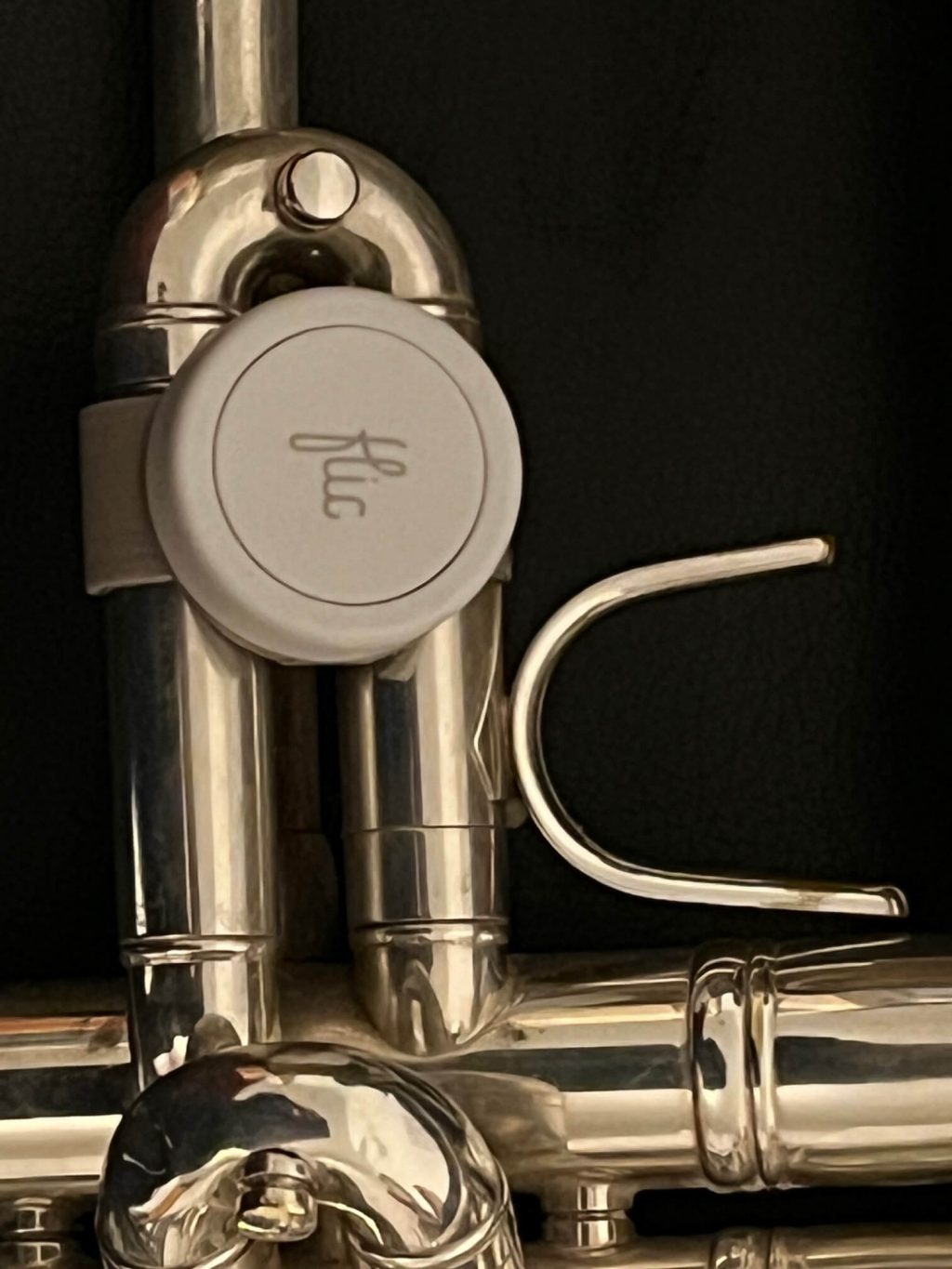 Flic Button, befestigt mit dem Flic-Grip am ersten Zug einer Trompete