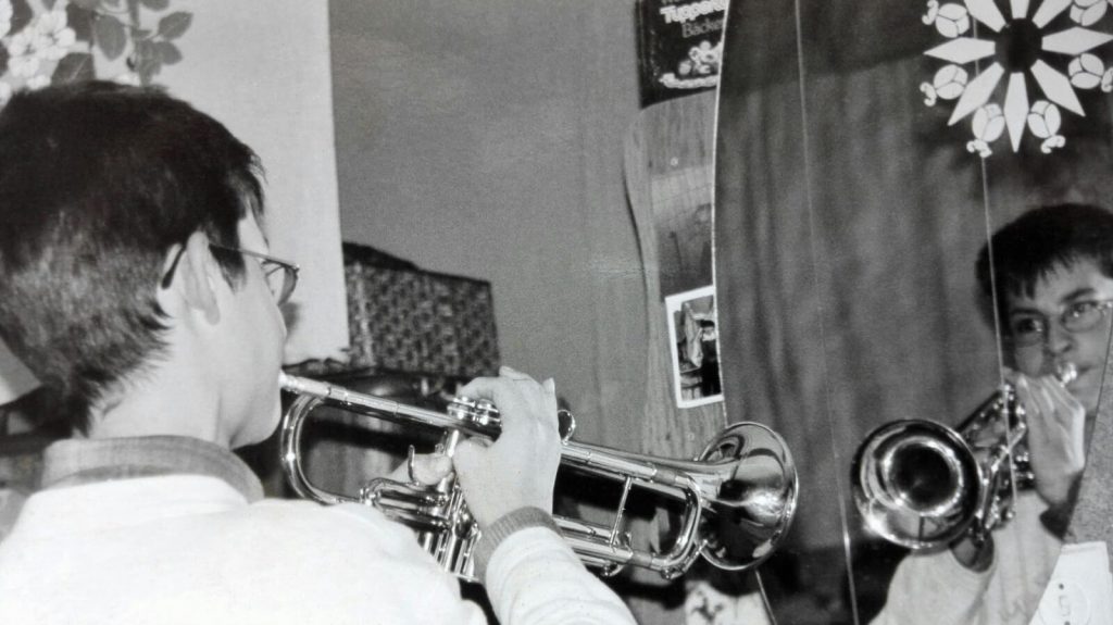 Der junge Peter Mußler mit Trompete