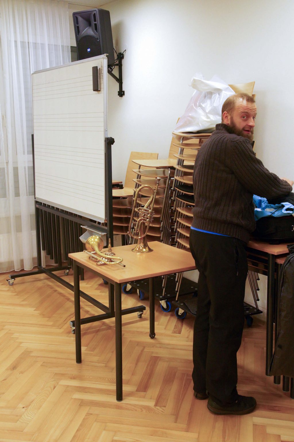 Thomas Gansch packt beim Treffen mit Peter Mußler seine Instrumente aus