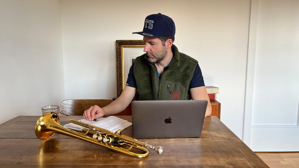 Trumpetscout Peter Mußler hinter dem Notebook bei der Arbeit