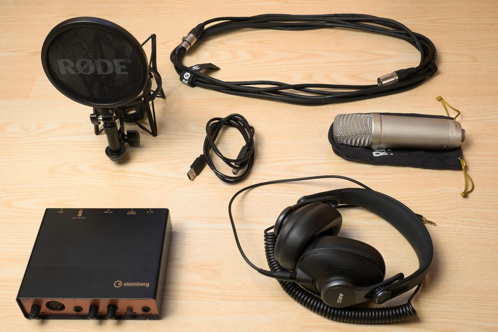 Hardware fürs Heimstudio: Mikrofon Rode NT1-A, Mikrofonspinne Rode SM6, Audio-Interface Steinberg UR12, Kopfhörer AKG K371-BT, XLR-Kabel, USB-Kabel