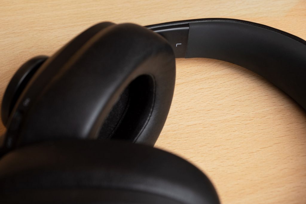 AKG K371-BT: Linke Kopfhörermuschel, an der Kopfbügelinnenseite markiert mit dem Buchstaben L