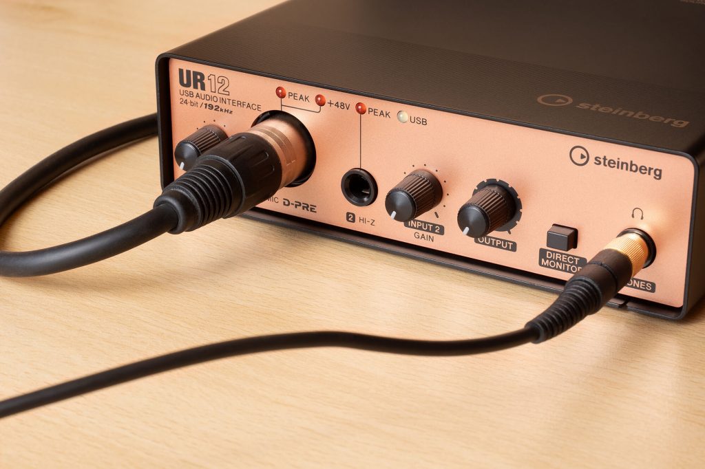 Steinberg UR12 Audio-Interface mit angeschlossenem Mikrofon (Rode NT1-A) und Kopfhörer (AKG K371-BT)